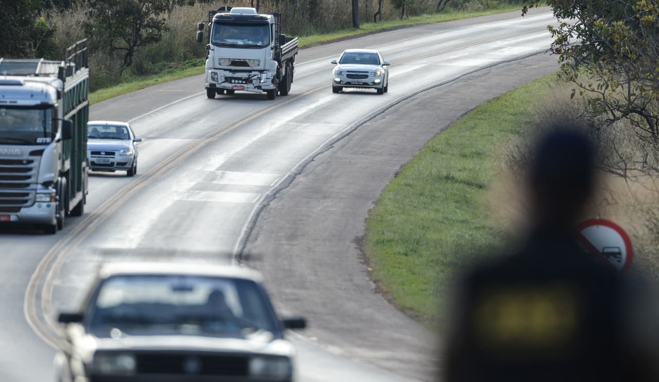 Ultrapassagem em rodovia: conheça as regras